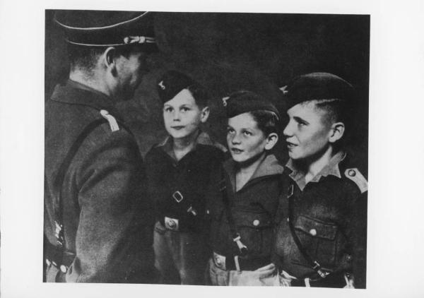 Gioventù hitleriana (Hitlerjugend) con ufficiale SS - Bambini in divisa - Seconda guerra mondiale - Nazismo