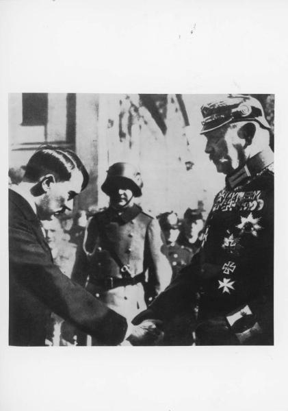 Nazismo - Germania, Potsdam - Adolf Hitler stringe la mano al presidente Paul von Hindenburg - Militari