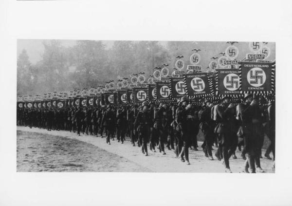 Germania, Norimberga - Giornata nazionale del partito nazista (?) - Raduno delle forze armate tedesche (Wehrmacht) - Sfilata di soldati in divisa - Stendardi con croce uncinata (svastica) della NSDAP - Nazismo