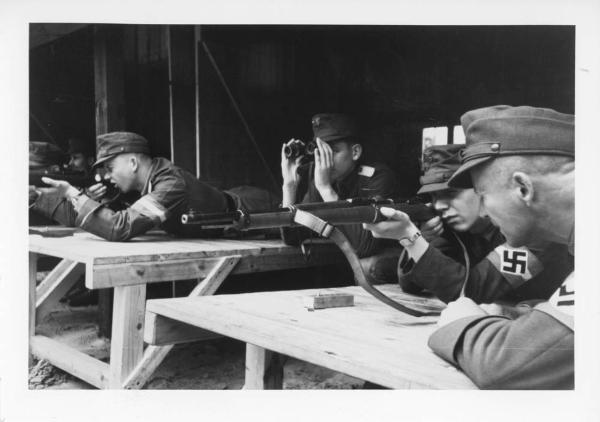Germania - Addestramento paramilitare della gioventù hitleriana (Hitlerjugend) con i fucili - Divisa con svastica / croce uncinata - Nazismo