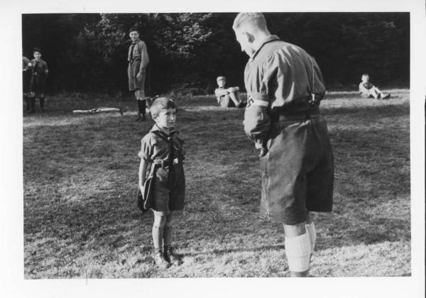 Germania - Addestramento paramilitare della gioventù hitleriana (Hitlerjugend) - Istruttore con bambino sull'attenti - Divisa, svastica (croce uncinata) - Nazismo