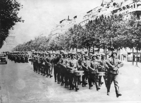 Seconda guerra mondiale - Francia, Parigi - Occupazione tedesca - Parata militare nazista: spezzone della banda - Soldati SS in divisa - Sullo sfondo l'arco di trionfo - Nazismo