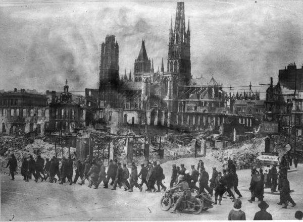 Seconda guerra mondiale - Francia, Parigi - Occupazione tedesca - Soldati - Distruzione, macerie