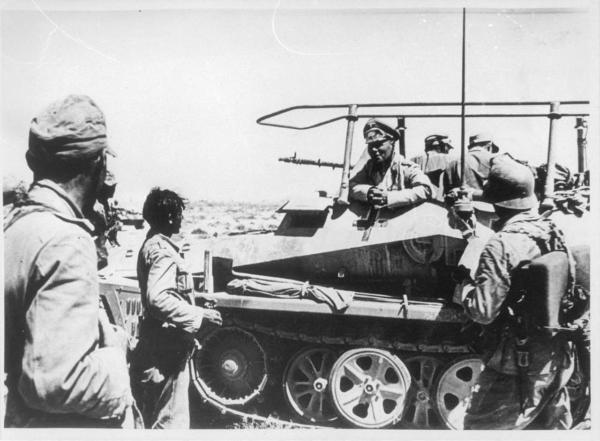 Seconda guerra mondiale - Campagna del Nordafrica - Libia - Presa di Tobruch da parte dell'Asse - Il generale (feldmaresciallo) tedesco Erwin Rommel sul carro armato - Soldati in divisa