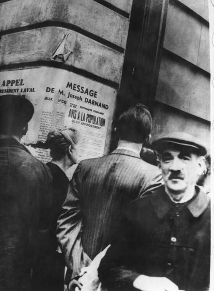 Seconda guerra mondiale - Francia, Parigi - Occupazione tedesca - Manifesti appesi ai muri - Cittadini - Nazismo