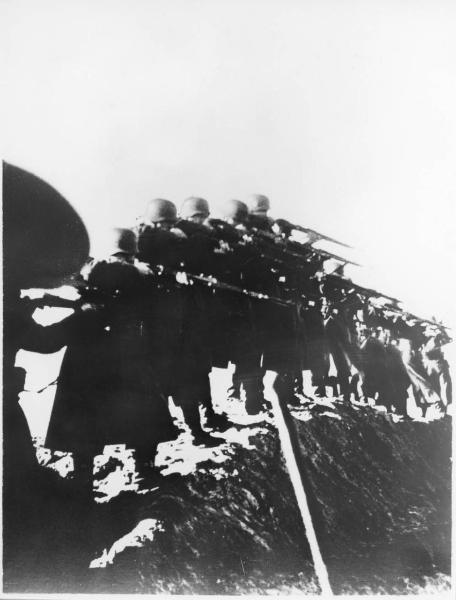 Seconda guerra mondiale - Polonia (?) - Occupazione tedesca (?) - Eccidio - Fucilazione / esecuzione di uomini sopra una fossa - Polizia tedesca in divisa con fucili puntati - Nazismo