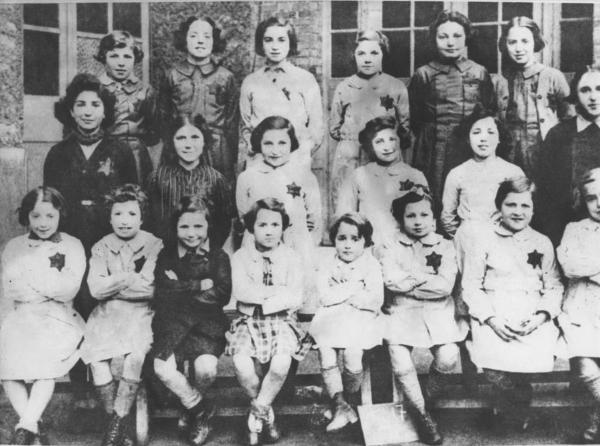 Seconda guerra mondiale - Francia (?) - Ritratto di gruppo, fotografia di classe: bambine ebree con stella di David sul grembiule - Nazismo - Antisemitismo