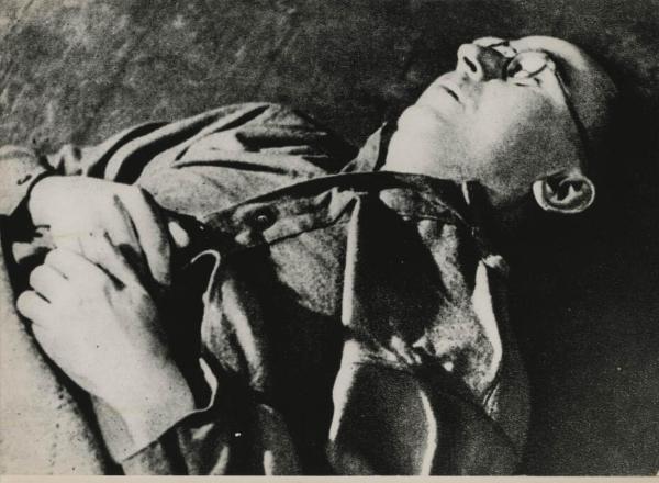 Dopoguerra - Germania, Luneburgo - Ritratto maschile: il cadavere di Heinrich Himmler dopo essersi avvelenato