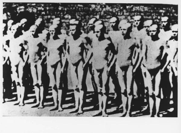 Seconda guerra mondiale - Nazismo - Austria - Campo di concentramento di Mauthausen-Gusen - Appello prima della doccia o della disinfestazione - Ragazzi prigionieri in fila in piedi nudi