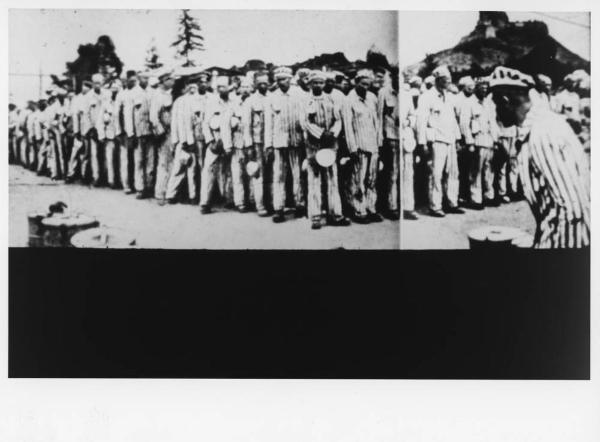 Seconda guerra mondiale - Germania - Nazismo - Campo di concentramento di Flossenbürg - Appello prima della distribuzione del cibo - Prigionieri con pigiama a strisce ("zebrati") in fila