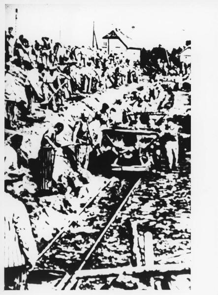 Seconda guerra mondiale - Nazismo - Germania, Oranienburg - Campo di concentramento di Sachsenhausen - Cava di pietra - Kommando di prigionieri al lavoro con divisa a strisce - Lavori forzati