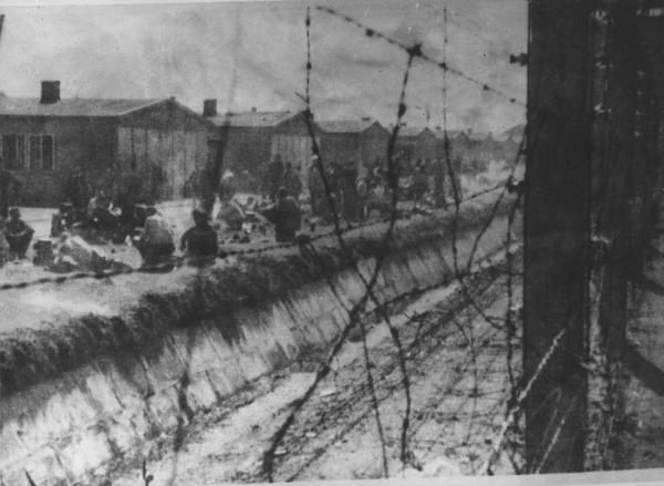 Seconda guerra mondiale - Germania - Campo di concentramento di Dachau - Nazismo - Liberazione - Prigionieri sopravvissuti vicino al fossato - Baracche - Filo spinato