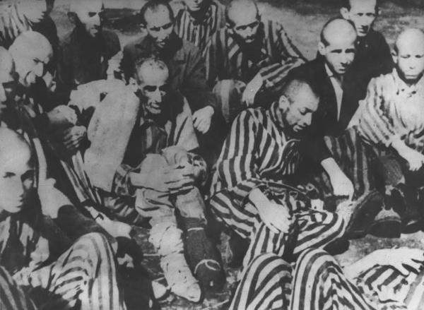 Seconda guerra mondiale - Repubblica Ceca - Campo di concentramento di Theresienstadt (Terezin) - Nazismo - Liberazione - Ritratto di gruppo: sopravvissuti con pigiama a strisce, al centro sulla destra il poeta francese Robert Desnos