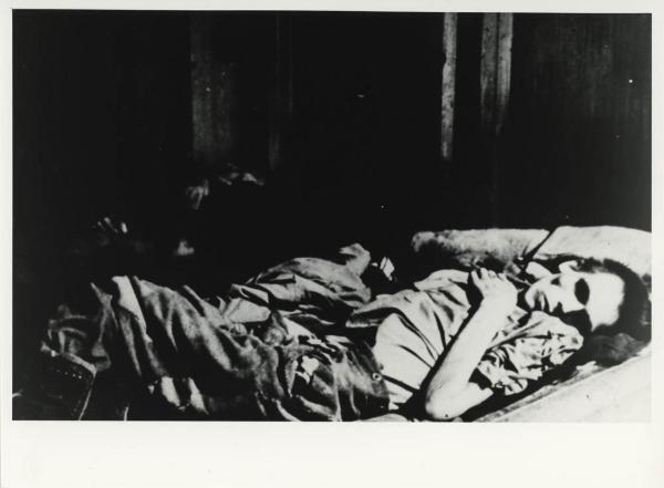 Seconda guerra mondiale - Nazismo - Campo di concentramento - Liberazione - Prigioniero scheletrito sopravvissuto (o cadavere?)