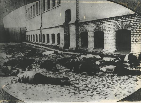 Seconda guerra mondiale (?) - Nazismo (?) - Campo di concentramento (?) carcere (?) - Cadaveri insepolti in un cortile interno