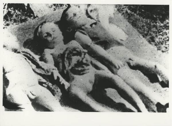 Seconda guerra mondiale - Nazismo - Campo di concentramento - Dopo la liberazione - Bambini nudi morti, vittime degli esperimenti scientifici dei nazisti