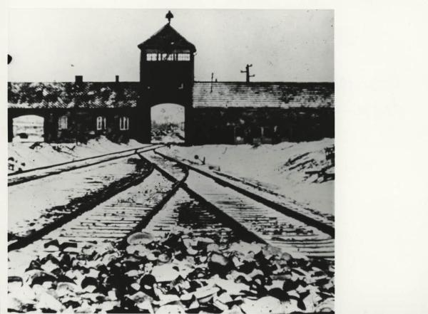 Nazismo - Polonia - Campo di concentramento / Campo di sterminio di Auschwitz-Birkenau - Dopo la liberazione - Ingresso - Porta - Edificio - Binario dei treni - Neve