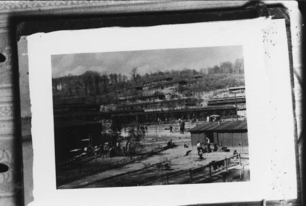 Seconda guerra mondiale - Nazismo - Germania, Nordhausen o Flossenburg (?) - Campo di concentramento di Dora Mittelbau (?) o Flossenburg (?) - Veduta dall'alto: baracche, collina