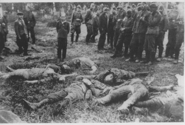 Seconda guerra mondiale - Nazismo - Ucraina - Occupazione tedesca - Eccidio di ebrei - Fucilazione / esecuzione - Ragazzo davanti ai cadaveri dei suoi famigliari assassinati - SS della polizia ausiliaria ucraina in divisa