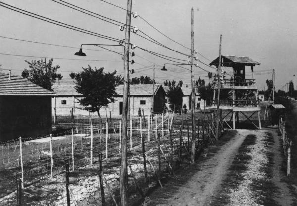 Nazismo - Italia, Carpi - Campo di concentramento di Fossoli - Baracche e torretta di controllo