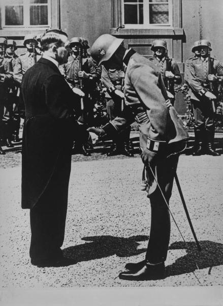 Germania - Cerimonia - Picchetto d'onore della Wehrmacht - Ufficiale comandante saluta Hitler e si inchina - SS in divisa - Nazismo