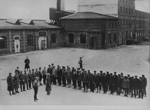 Seconda guerra mondiale - Nazismo - Germania - Campo di concentramento di Oranienburg - Cortile interno - File di prigionieri - Guardie in divisa - Edificio
