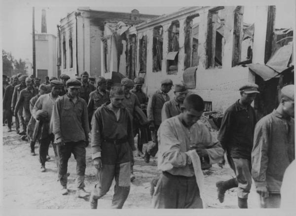 Seconda guerra mondiale - Bessarabia - Deportazione di prigionieri di guerra sovietici ai campi di concentramento - Marcia di prigionieri in fila - Edificio distrutto