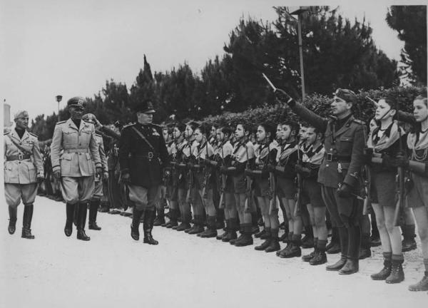 Roma - Benito Mussolini (il Duce) e Ettore Muti in rassegna a un reparto di balilla moschettieri - Bambini in divisa sull'attenti con fucile