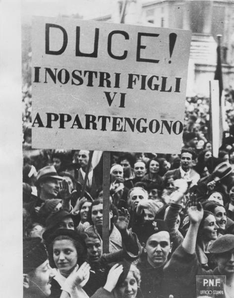 Seconda guerra mondiale - Roma - Manifestazione - Donne romane con il cartello: "Duce! I nostri figli ti appartengono" - Fascismo