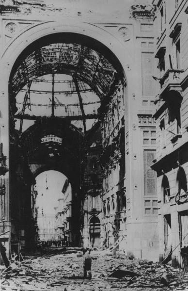 Seconda guerra mondiale - Milano - Galleria Vittorio Emanuele - Bombardamenti 1943 - Danni