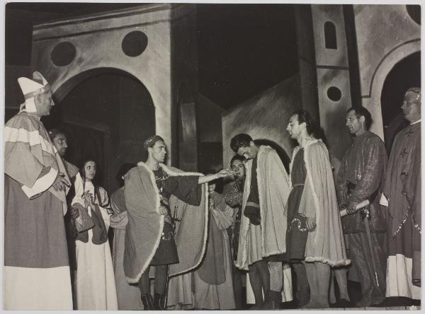 Spettacolo teatrale "Il sacro mimo di Gerardo dei Tintori" - Attori sul palcoscenico durante la rappresentazione