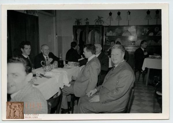 Orfanotrofio maschile di Bergamo - Interno - Sala da pranzo - Consiglio orfanotrofi - Foto di gruppo: consiglieri  dell'orfanotrofio seduti a tavola - Vino