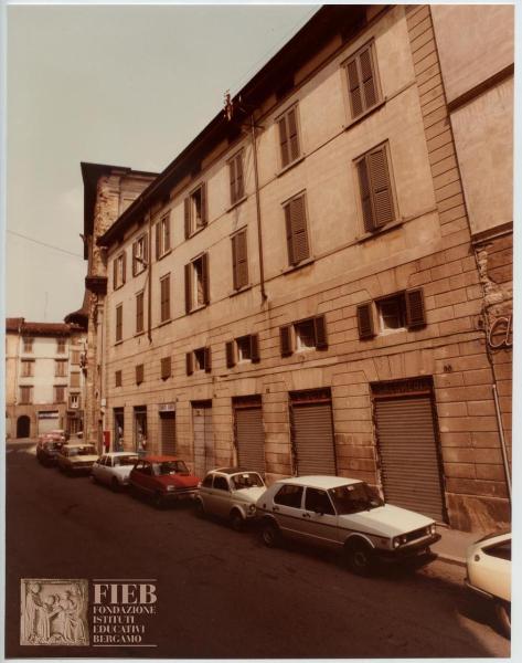 Albergo Commercio - Bergamo - Complesso di Santo Spirito - Esterno: via Torquato Tasso - Automobili parcheggiate - Fiat 500 - Renault 11 - Renault r5 - Negozi