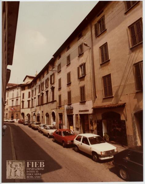 Albergo Commercio - Bergamo - Complesso di Santo Spirito - Esterno: via Torquato Tasso - Automobili parcheggiate - Auto Opel - Auto Renault - Negozi - Mini Bar - Persone per strada