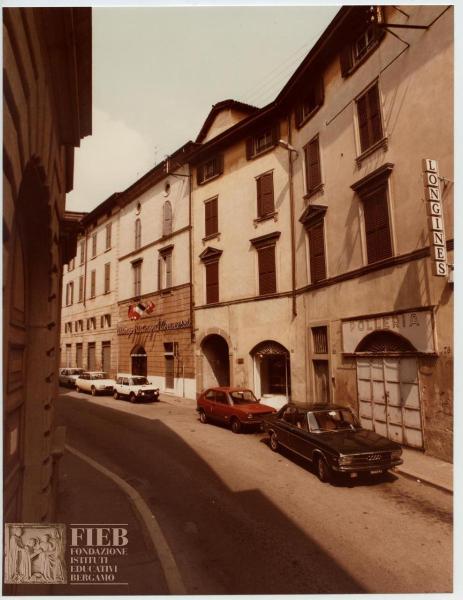 Albergo Commercio - Bergamo - Complesso di Santo Spirito - Esterno: via Torquato Tasso - Automobili parcheggiate - Auto Audi - Auto Fiat - Negozi - Polleria - Longines