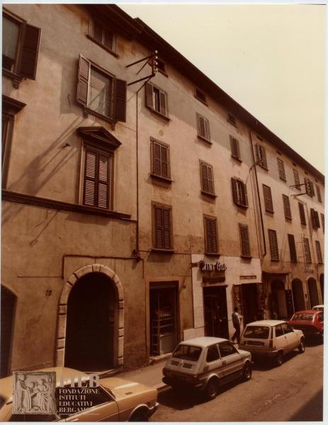 Albergo Commercio - Bergamo - Complesso di Santo Spirito - Esterno: via Torquato Tasso - Automobili parcheggiate - Fiat 126 - Renault r5 - Negozi - Mini Bar