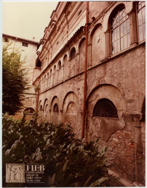 Albergo Commercio - Bergamo - Complesso di Santo Spirito - Dettaglio del Chiostro di Santo Spirito - Giardino - Piante