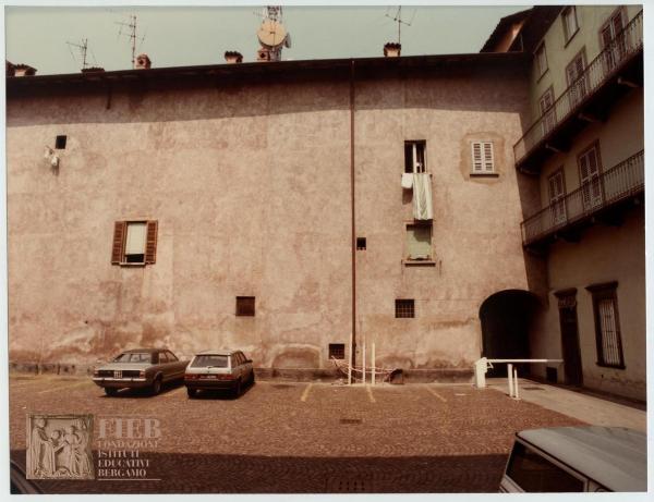 Albergo Commercio - Bergamo - Complesso di Santo Spirito - Dettaglio del Chiostro di Santo Spirito - Passaggio Canonici Lateranensi - Parcheggio: auto parcheggiate