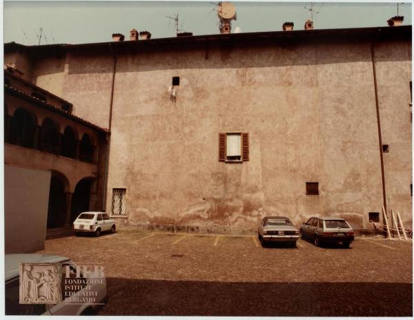 Albergo Commercio - Bergamo - Complesso di Santo Spirito - Dettaglio del Chiostro di Santo Spirito - Passaggio Canonici Lateranensi - Parcheggio: auto parcheggiate - Fiat 126