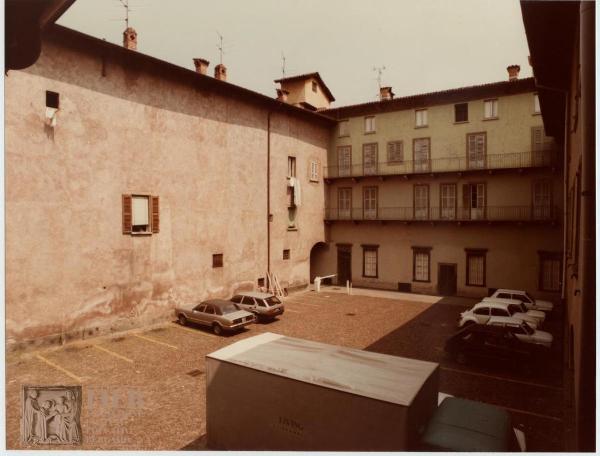 Albergo Commercio - Bergamo - Complesso di Santo Spirito - Dettaglio del Chiostro di Santo Spirito - Passaggio Canonici Lateranensi - Parcheggio: auto parcheggiate