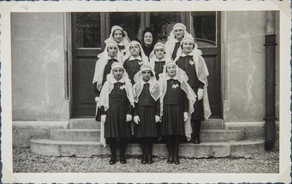 Ritratto di gruppo femminile - Prima Comunione - Madre Teresa Bosisio, suora, con le ragazze sorde, allieve - Milano - Pio Istituto dei Sordi in via Settembrini