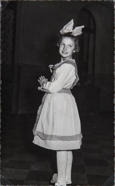 Ritratto infantile - Bambina sorda, allieva, in costume - Recita - Milano - Pio Istituto dei Sordi in via Settembrini