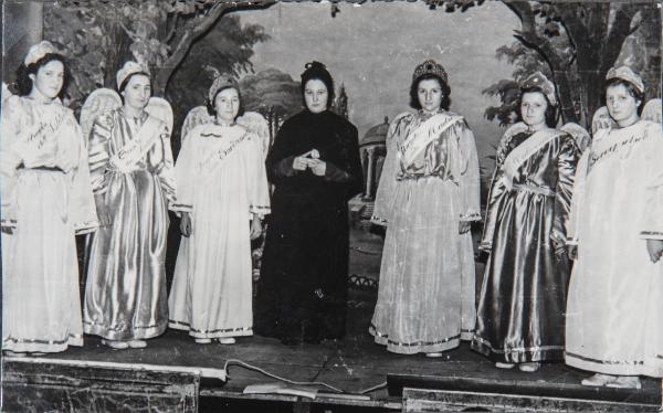 Ritratto di gruppo - Ragazze sorde, allieve in costume, angeli e suora, sul palco - Recita - Milano - Pio Istituto dei Sordi in via Settembrini - Teatro