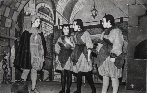 Ritratto di gruppo - Ragazzi sordi, allievi, in costume sul palco - Recita - Milano - Pio Istituto dei Sordi in via Settembrini - Teatro