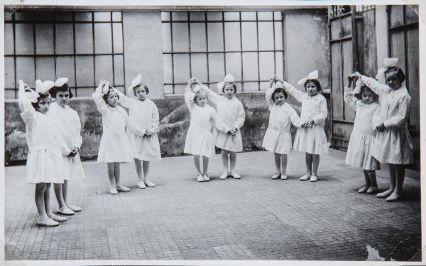 Ritratto di gruppo - Bambine sorde, allieve - Prove per il saggio - Milano - Pio Istituto dei Sordi in via Settembrini