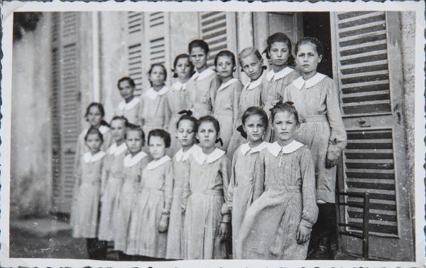 Ritratto di gruppo - Bambine sorde, allieve - Sumirago, Caidate - Pio Istituto dei Sordi, Casa San Gaetano - Scuola dell'infanzia