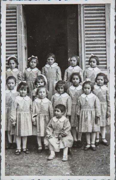 Ritratto di gruppo - Bambine sorde, allieve - Sumirago, Caidate - Pio Istituto dei Sordi, Casa San Gaetano - Scuola dell'infanzia