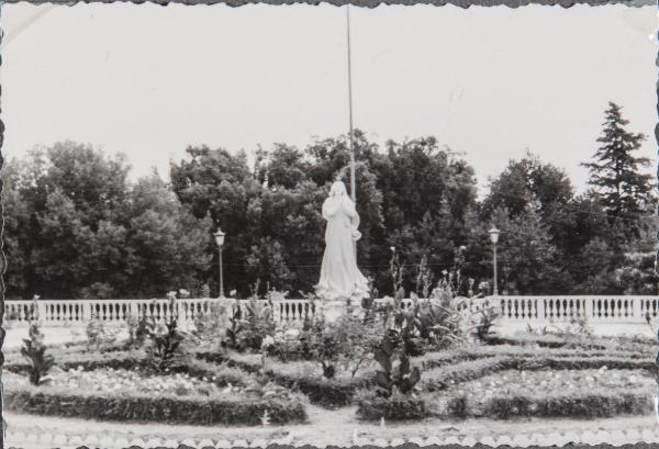 Esterno - Giardino - Statua della Madonna