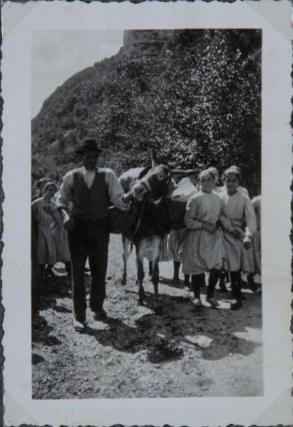 Ritratto di gruppo - Ragazze sorde, allieve del Pio Istituto dei Sordi di via Settembrini con uomo e asino - Acqua - Cassano Valcuvia - Sentiero
