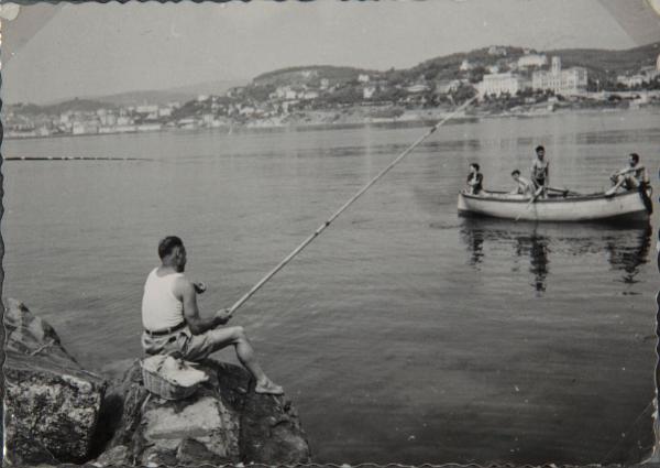Lago (?) - Uomo, pescatore - Ragazzi su una barca - Pesca